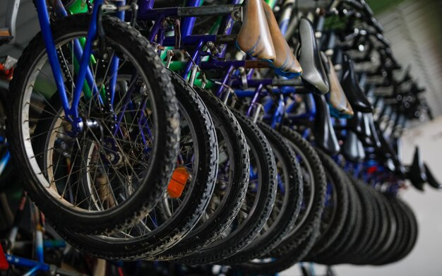 крупный план многих велосипедных колес, висящих на складе
