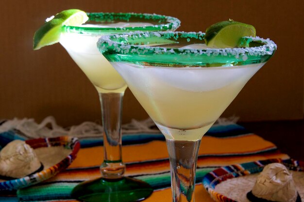 Photo close-up of margarita drink on table