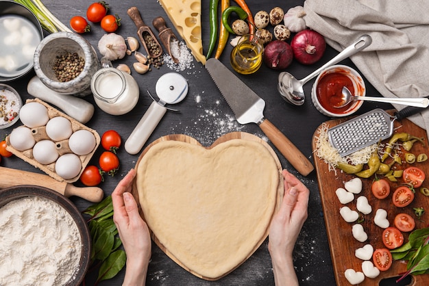 Primo piano sugli ingredienti della pizza margarita