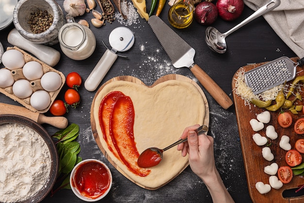 Primo piano sugli ingredienti della pizza margarita