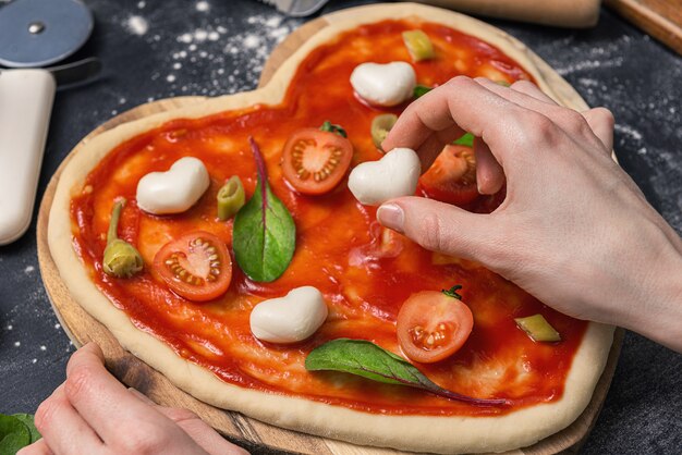 Primo piano sugli ingredienti della pizza margarita