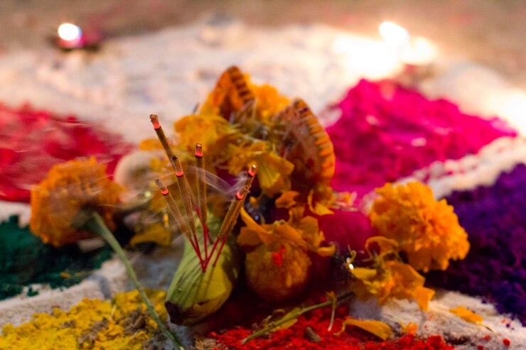 Photo close-up of marigold flowers and incense sticks