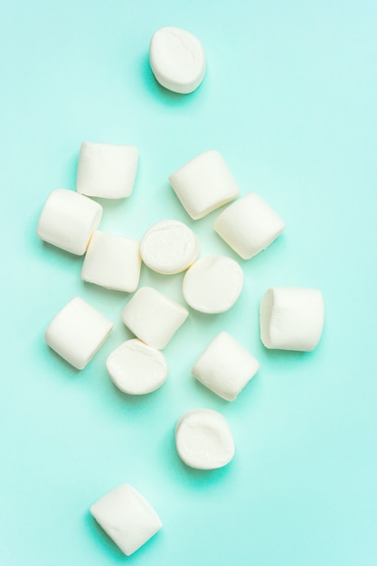 Primo piano di marshmallow su turchese