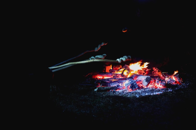 Photo close-up of marshmallows on bonfire