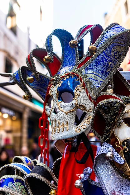 Foto close-up di una maschera in vendita al mercato di strada