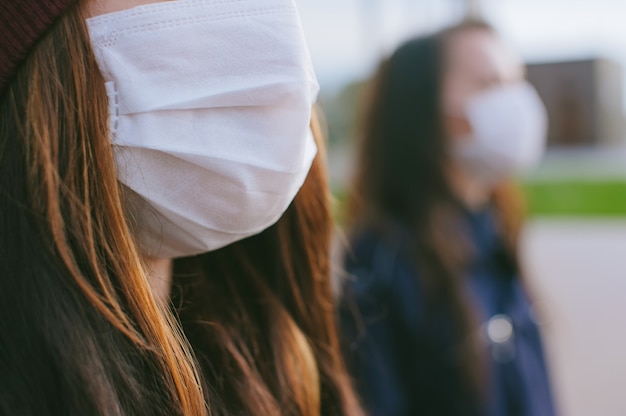 Close-up, masker op een meisje op de achtergrond van een vrouw.