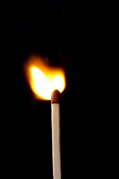 Foto primo piano di una partita in fiamme