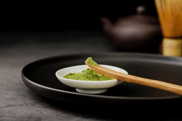 Photo close-up of matcha tea powder in bowl