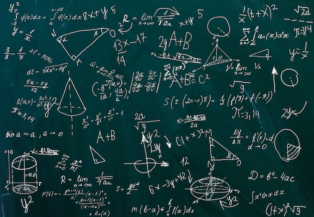 Foto primo piano di formule matematiche su una lavagna