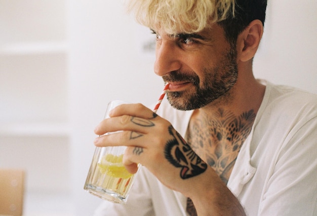 Photo close-up of mature man holding drink