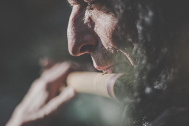 Photo close-up of mature man playing flute