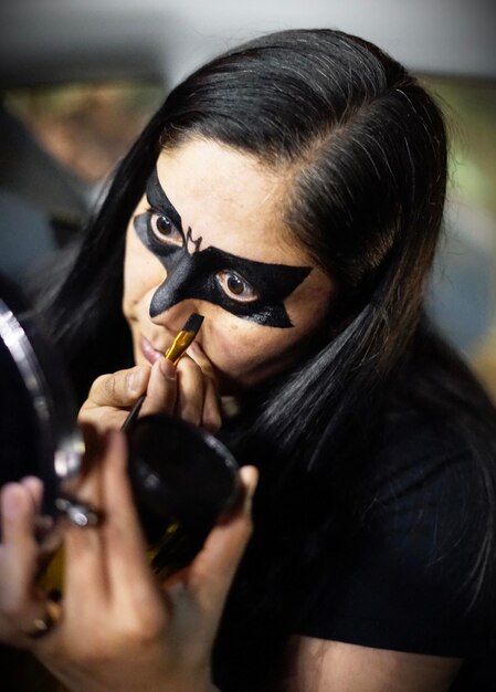 Foto close-up di una donna matura che dipinge il viso