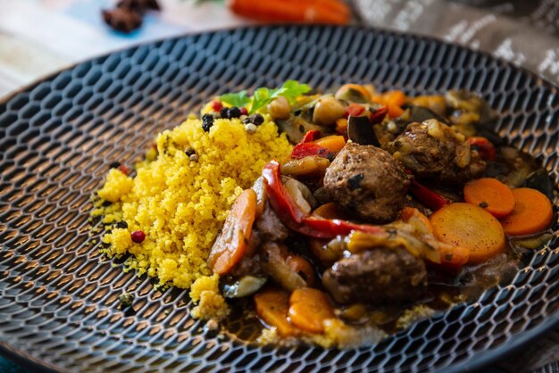 Photo close-up of meal in plate on table