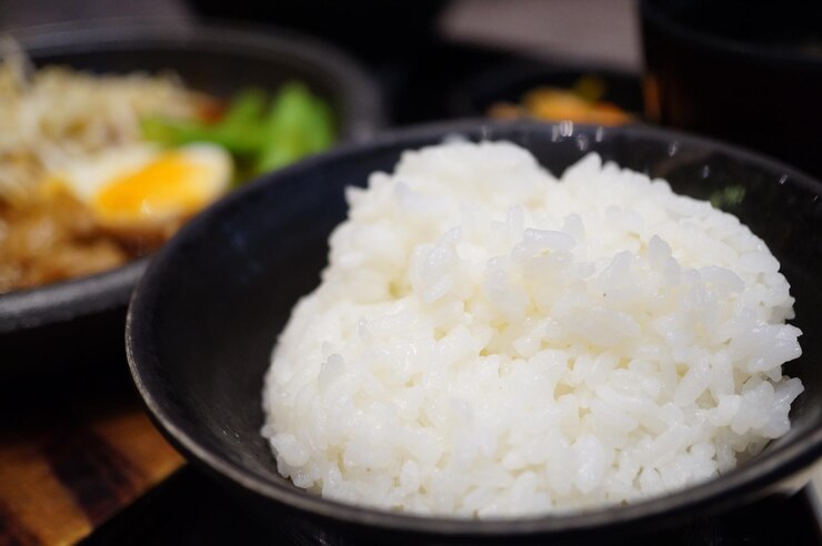 Photo テーブル上の鉢で提供される食事のクローズアップ