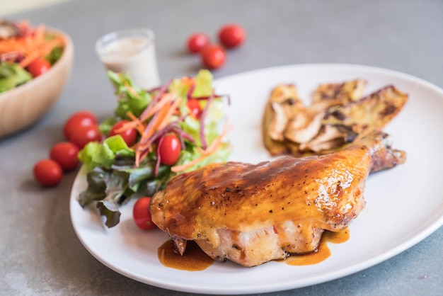 Photo close-up of meal served in plate on table