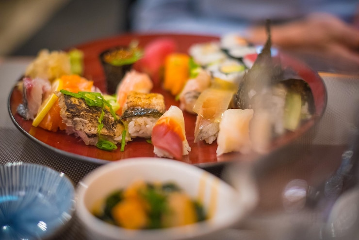 Photo 皿で提供される食事のクローズアップ