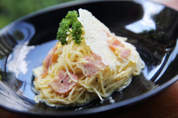 Photo 皿で提供される食事のクローズアップ