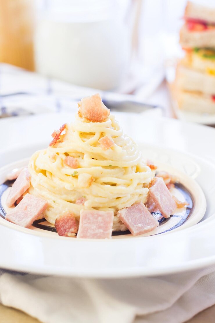 Photo 皿で提供される食事のクローズアップ