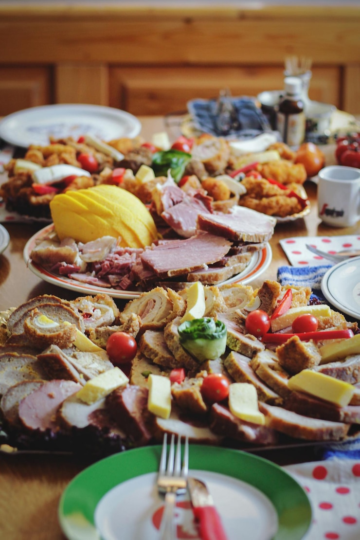 Photo 皿で提供される食事のクローズアップ