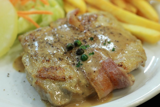 プレートで提供される食事のクローズアップ