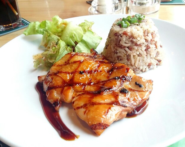 Photo close-up of meal served in plate