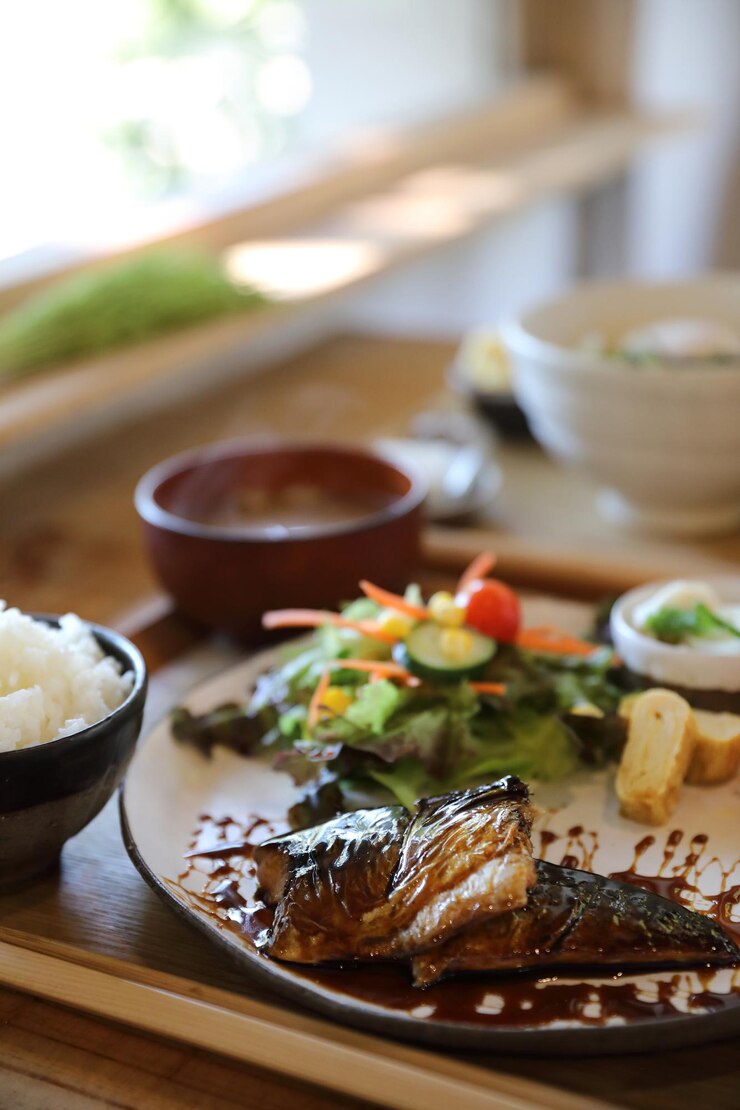 Photo テーブルで提供される食事のクローズアップ