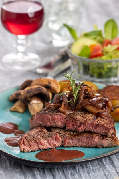 Photo close-up of meal served on table