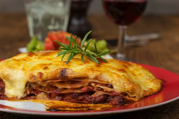 Foto prossimo piano del pasto servito a tavola