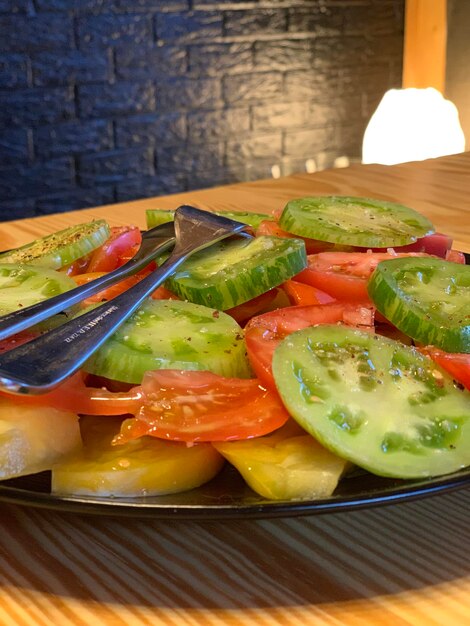 Foto prossimo piano del pasto servito a tavola