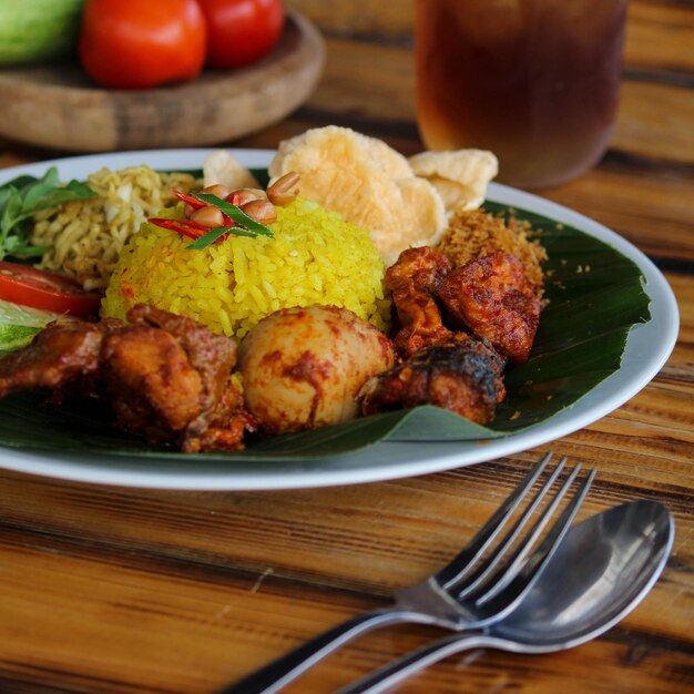 Photo close-up of meal served on table