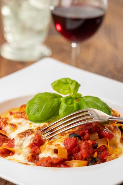 Foto prossimo piano del pasto servito a tavola