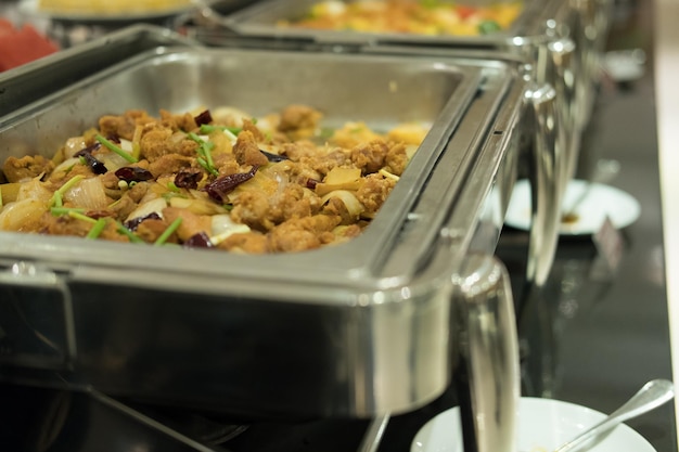 トレイで提供される食事のクローズアップ