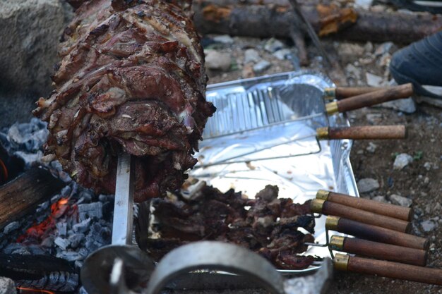 Photo close-up of meat on barbecue grill