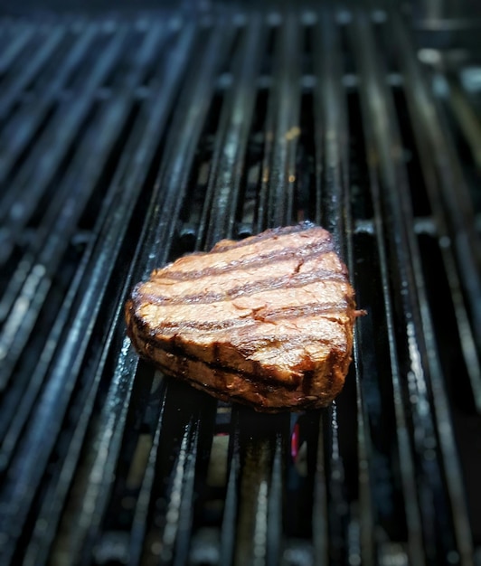 Foto prossimo piano della carne sulla griglia da barbecue