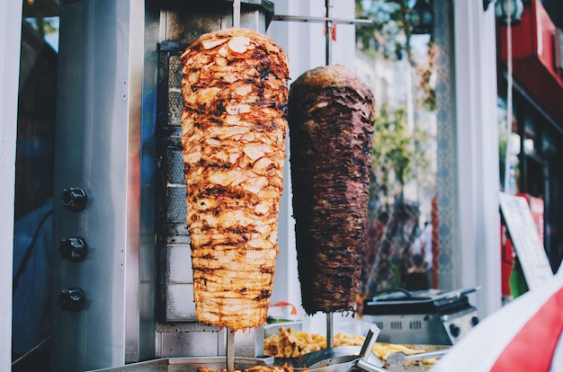 Photo close-up of meat on barbecue grill