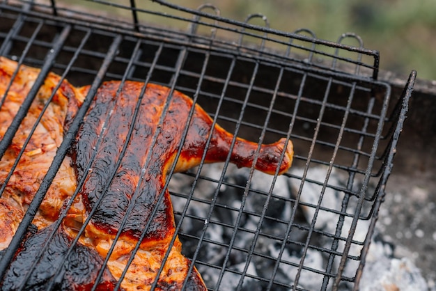 Foto un primo piano di carne al barbecue.