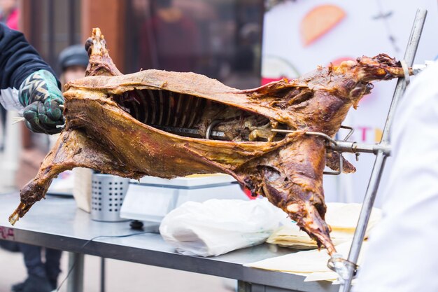 Photo close-up of meat on barbecue grill