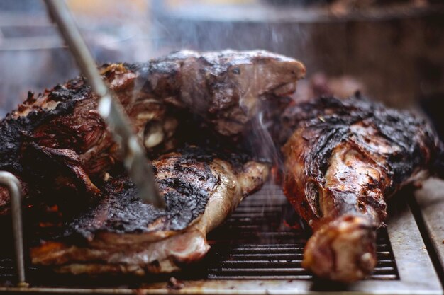 Foto prossimo piano della carne sulla griglia da barbecue