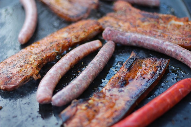 Photo close-up of meat on barbecue grill