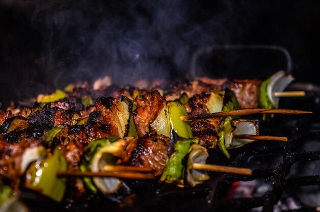 Foto prossimo piano della carne sulla griglia da barbecue