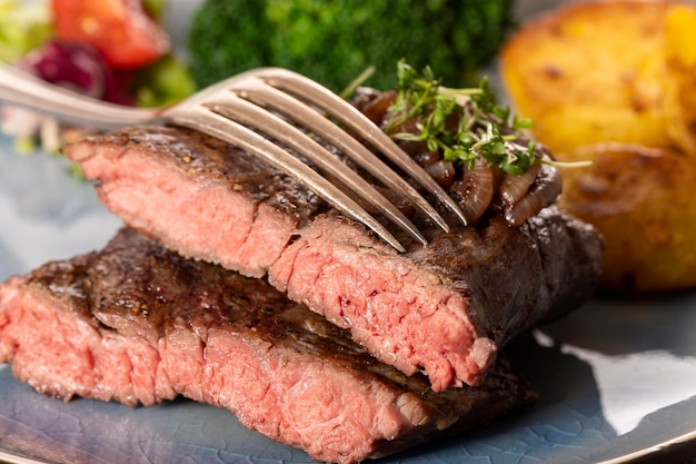 Photo close-up of meat on barbecue grill