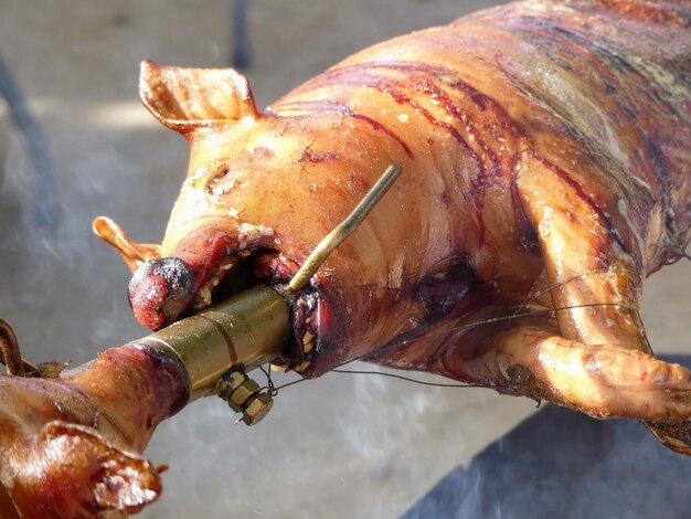 Foto prossimo piano della carne sulla griglia da barbecue