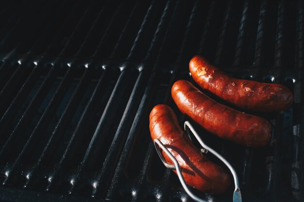 Foto prossimo piano della carne sulla griglia da barbecue