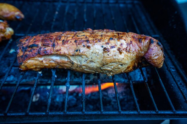 Foto prossimo piano della carne sulla griglia da barbecue