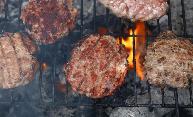 バーベキュー・グリルの肉のクローズアップ
