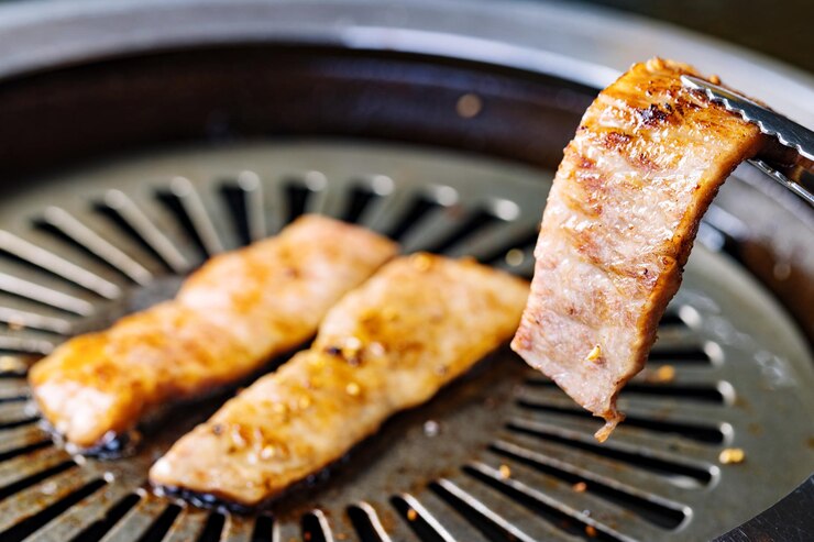 Photo 바베큐 그릴 에 있는 고기 의 클로즈업