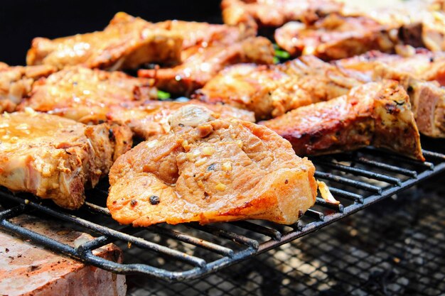 Foto prossimo piano della carne sulla griglia da barbecue