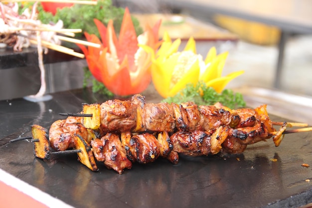 Photo close-up of meat on barbecue grill