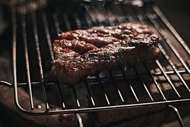 Foto prossimo piano della carne sulla griglia da barbecue