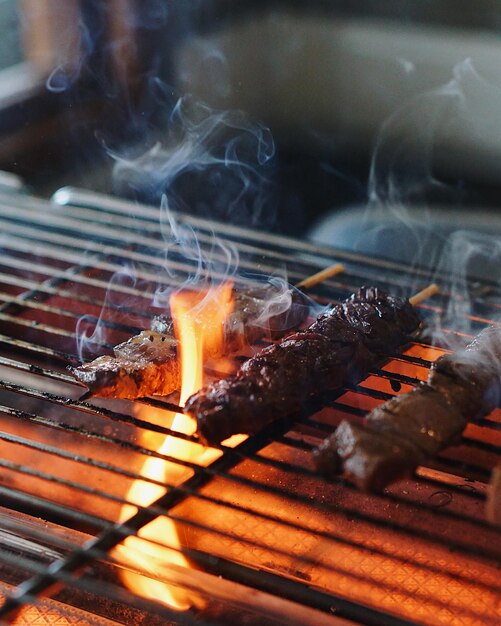 Photo close-up of meat on barbecue grill